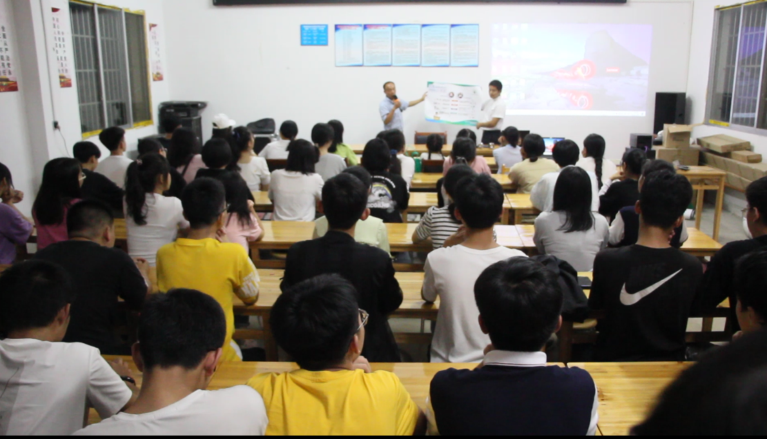 8花坪自然保护区宣教人员在给学生科普陆生野生动物疫源疫病防控知识.png