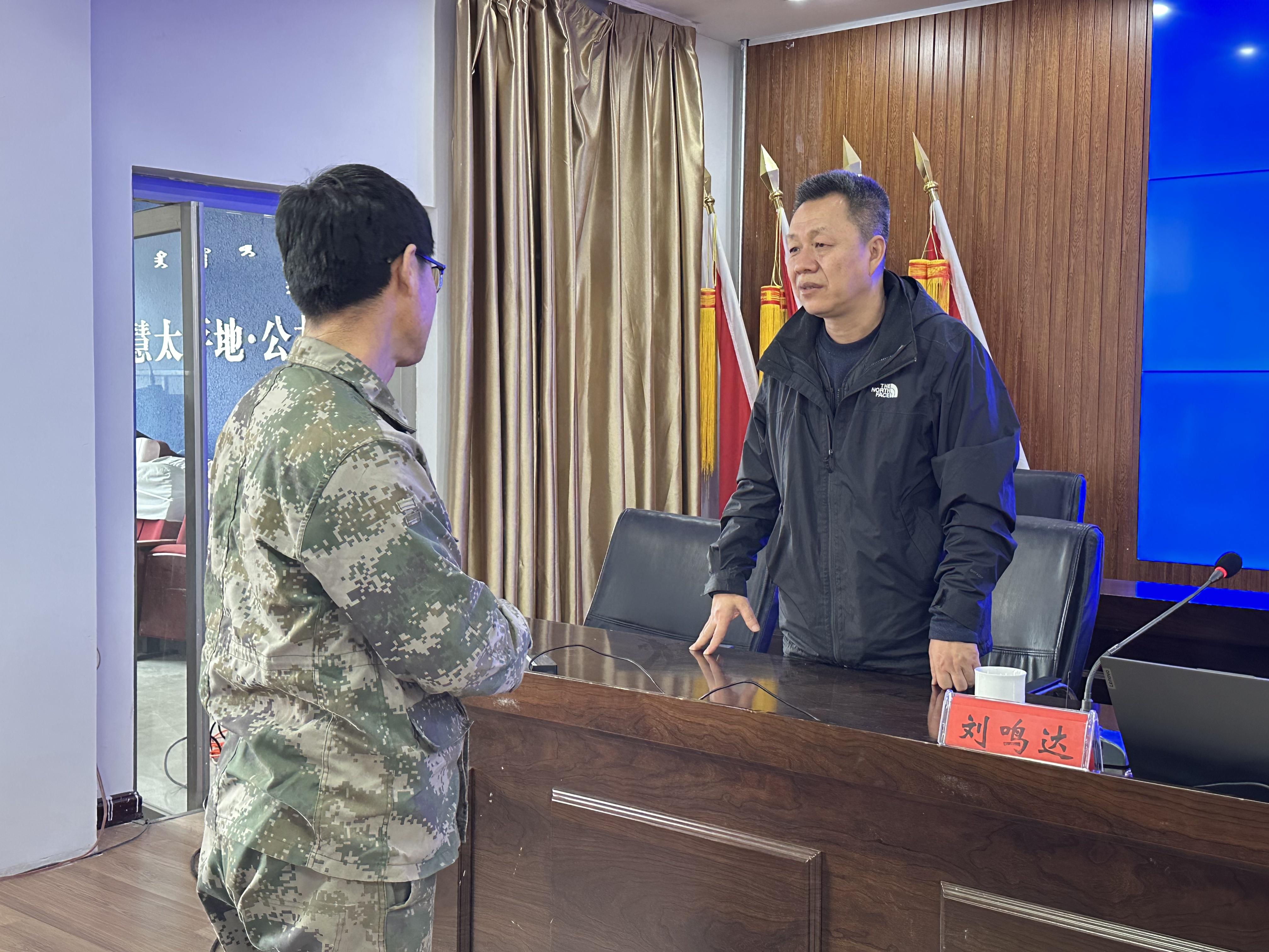 刘鸣达教授为农户答疑解惑.jpg