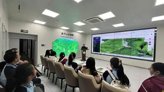 会议室里的人们 AI 生成的内容可能不正确。