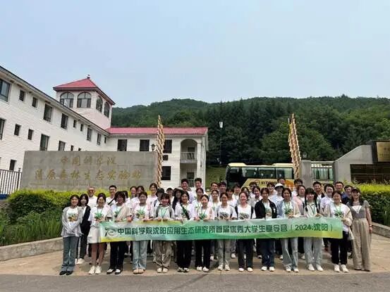 一群人站在建筑前 AI 生成的内容可能不正确。